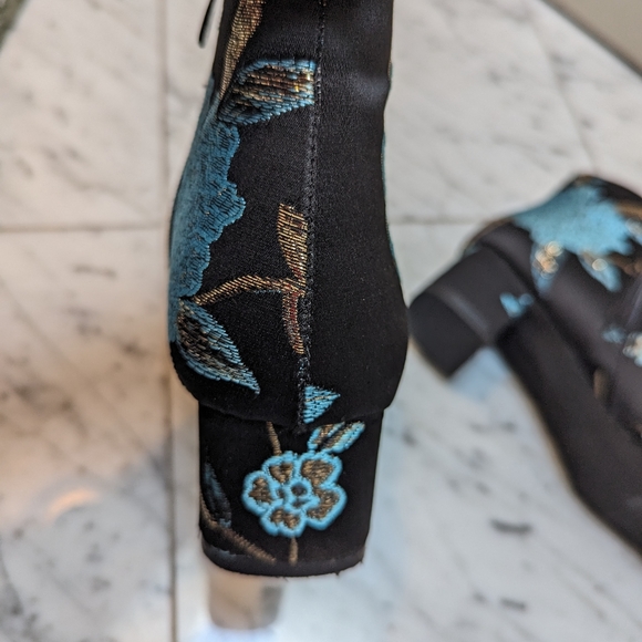 French blue embroidered bootie - Picture 6 of 7